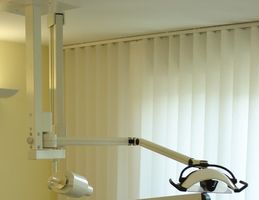 Arbeits/Ops-Lampe Dental mit Deckenstativ/Sockel