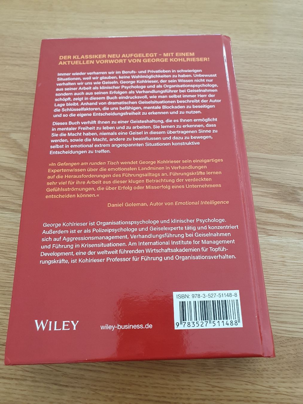Libri: Buch "Gefangen am runden Tisch" – Nuovo (secondo la descrizione) da Gipf-Oberfrick venduto da Baergchind90 1