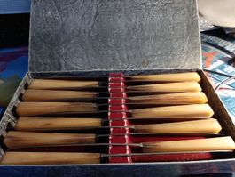 12 x Messer mit Horngriff von ca. 1950 in Kartonhülle