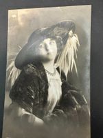 "Madame" mit modischem Hut, 1910er-Jahrs