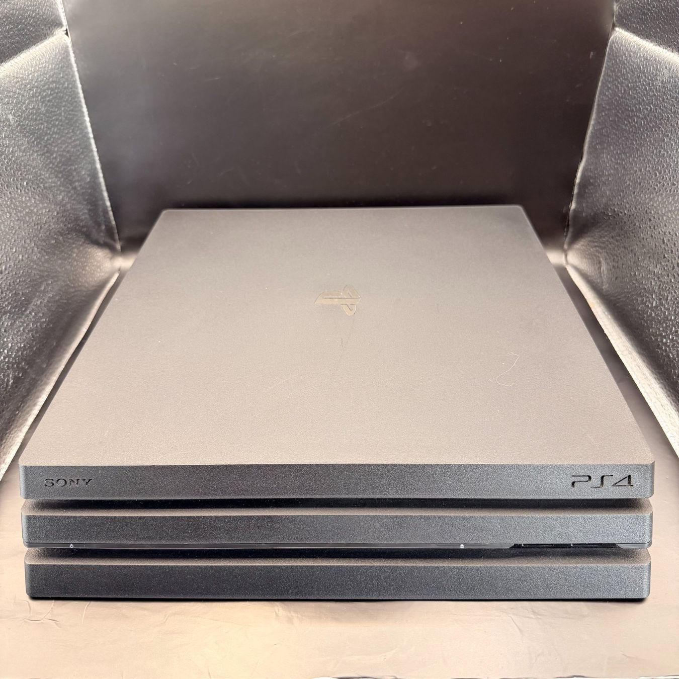 Sony Console: Sony PlayStation 4 Pro 1TB Schwarz – Usato da Düdingen venduto da Nerdworld 3
