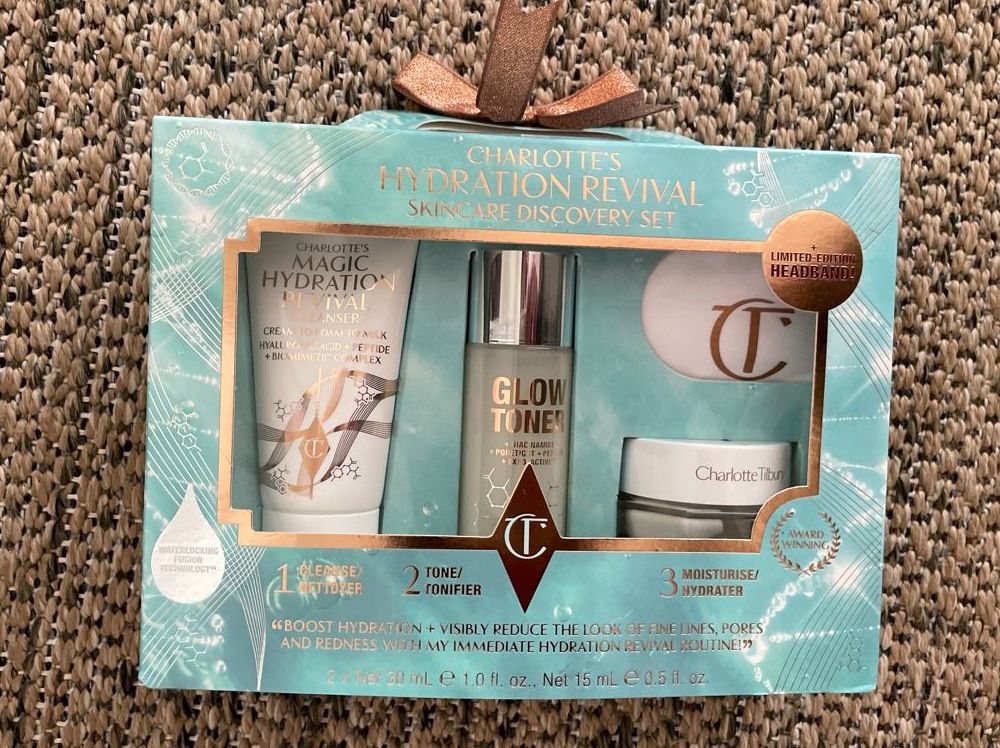 Charlotte Tilbury Cura del viso: Charlotte Tilbury Hydration Set Glow Toner Magic Cream – Nuovo e nell'imballaggio originale da Nänikon venduto da elifxs