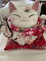 Chinesische Porzellankatze mit Spardose und Kissen Neuwertig