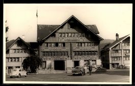 Foto-AK Appenzell, Gasthaus Säntis, Paar neben PKW