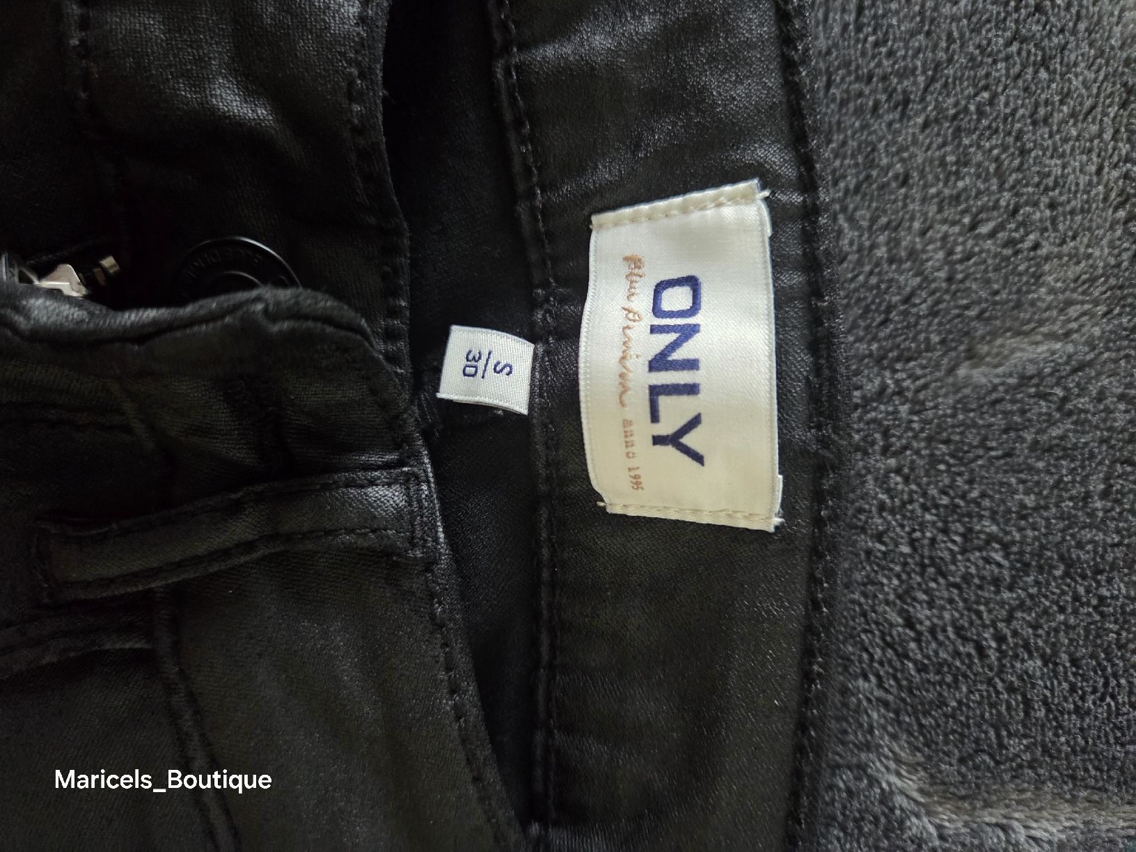 Only Jeans: ONLY coated trousers black size S 30 used – Usato da Winterthur venduto da Maricels_Boutique 4