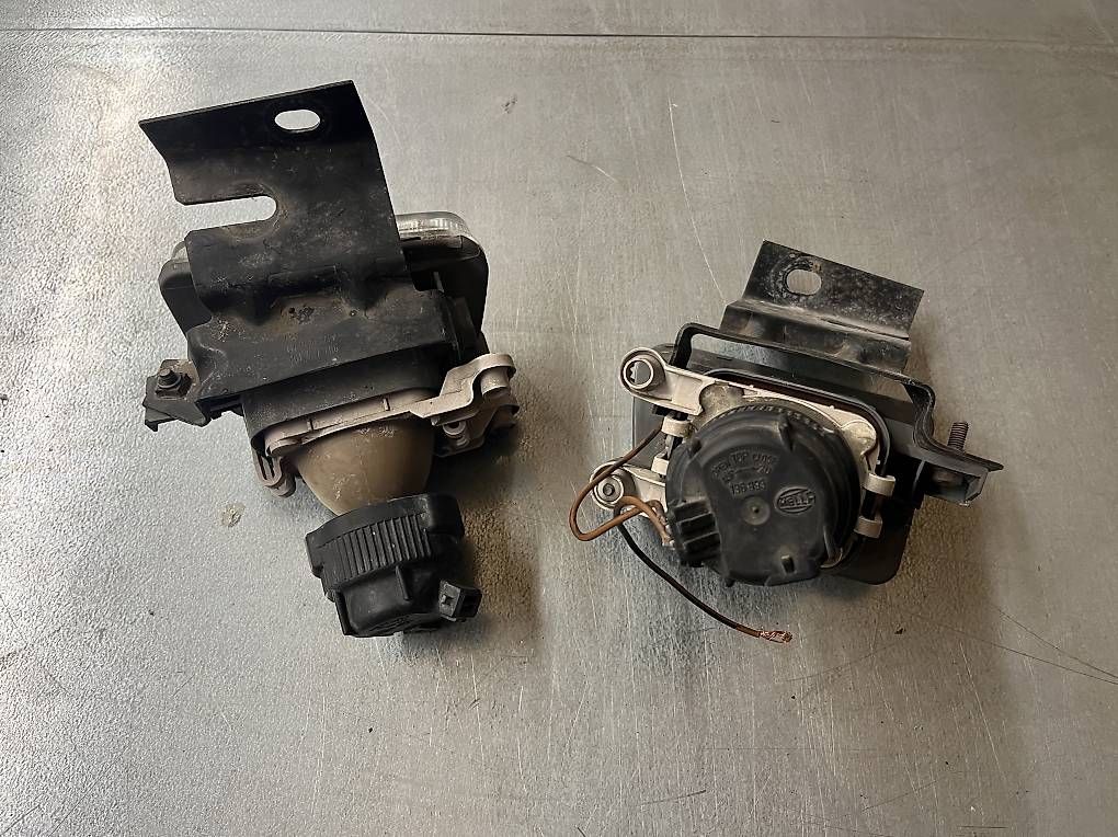Tutti pezzi di ricambio auto: VW Golf 2 G60 Nebelscheinwerfer Original – Difettoso da Ermensee venduto da SchallerHUF 1