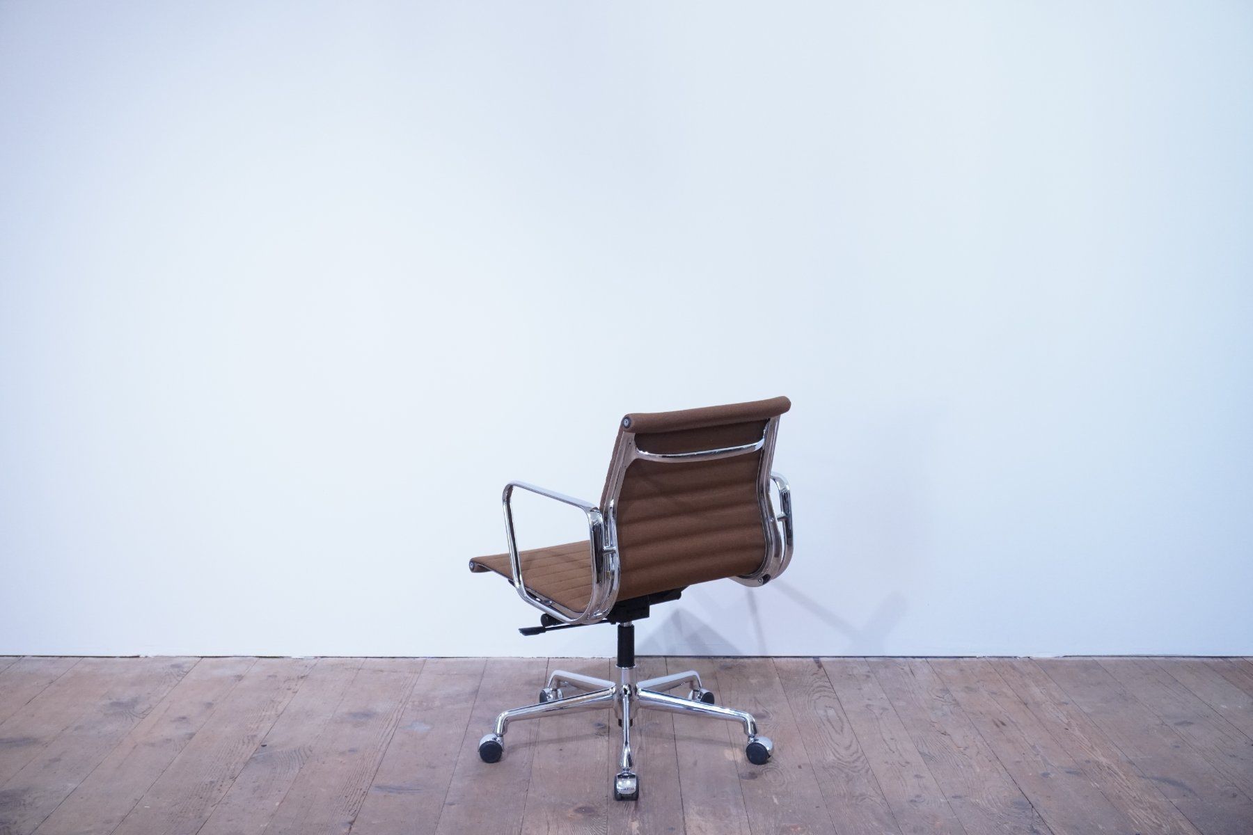 Vitra Sedie: Vitra Eames Alu Chair EA117 Hopsak braun – Usato da Bad Zurzach venduto da QLASSIQ 5