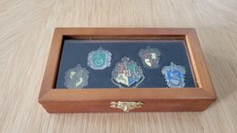 Harry Potter Wappen Anstecker Set mit Holzbox gut erhalten