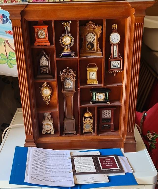 Orologi da terra & Orologi da parete: Mini horloges Franklin Mint avec étagère murale 1980 – Usato da Corseaux venduto da titi1802
