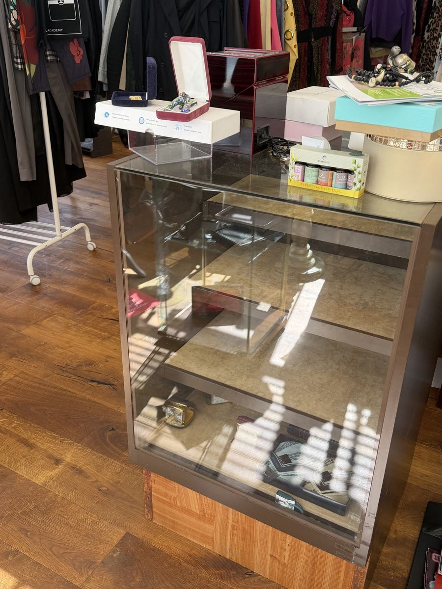 Vetrine: Schmuckvitrine abschliessbar mit Schlüssel – Usato da Andermatt venduto da Diadiusdiana 3