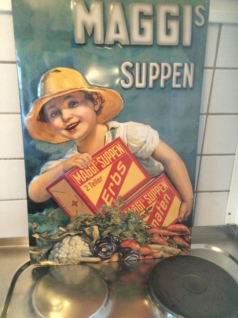 Maggi Insegne: EIN MAGGI - WERBE - BLECH-SCHILD/GLÄNZENDES SUJET / FAST NEU – Nuovo (secondo la descrizione) da EMMETTEN venduto da pfi_cbg5 8