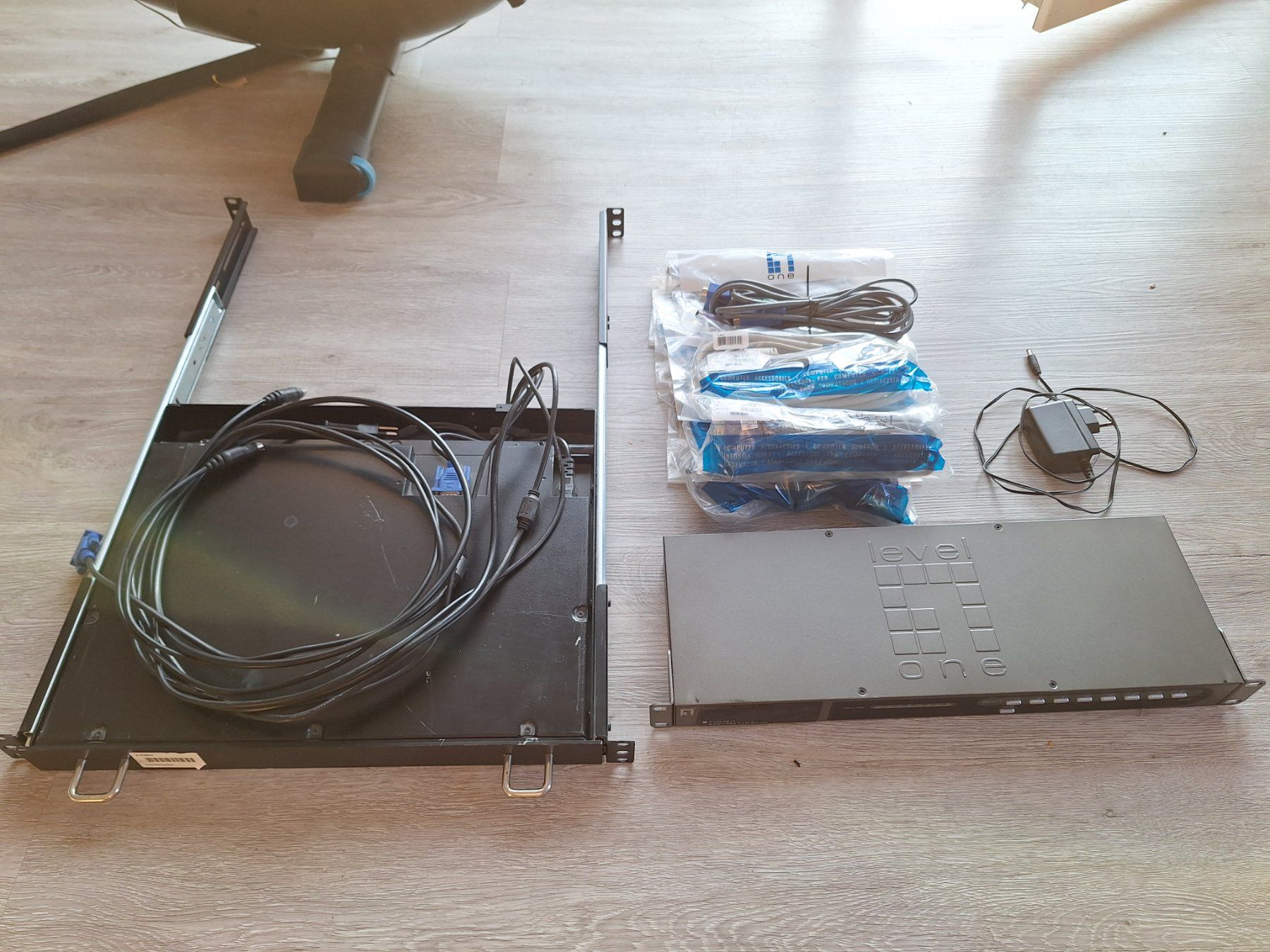 Server: Console KVM 8 port avec clavier et ecran 1U – Gebraucht aus Ferpicloz von bap_5dbb