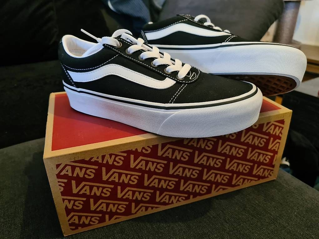 Scarpe da donna: Vans Schuhe Plattform, Gr.38 schwarz neu – Usato da Rupperswil venduto da Homer20