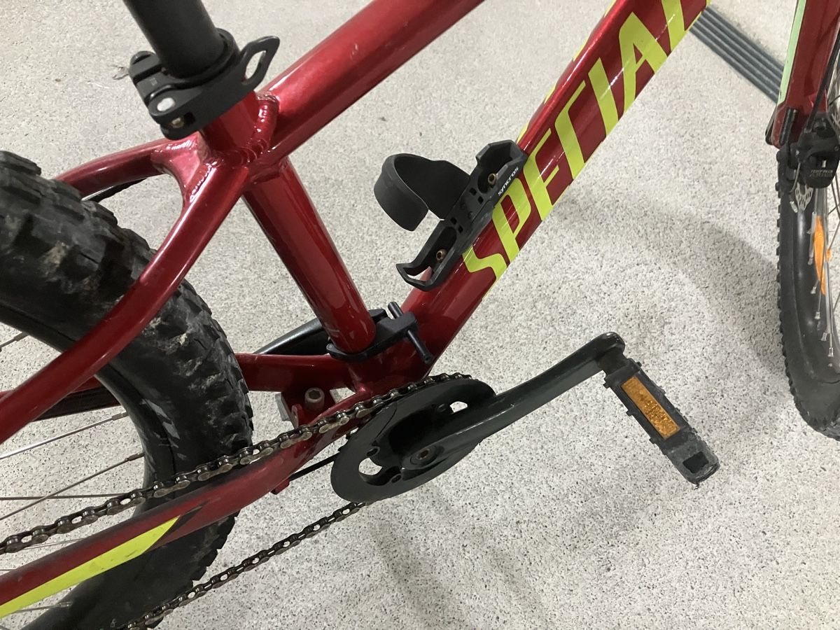 Specialized Vélos: Kinderfahrrad Specialized 24 Zoll – Défectueux à Spiez par Aubes 2