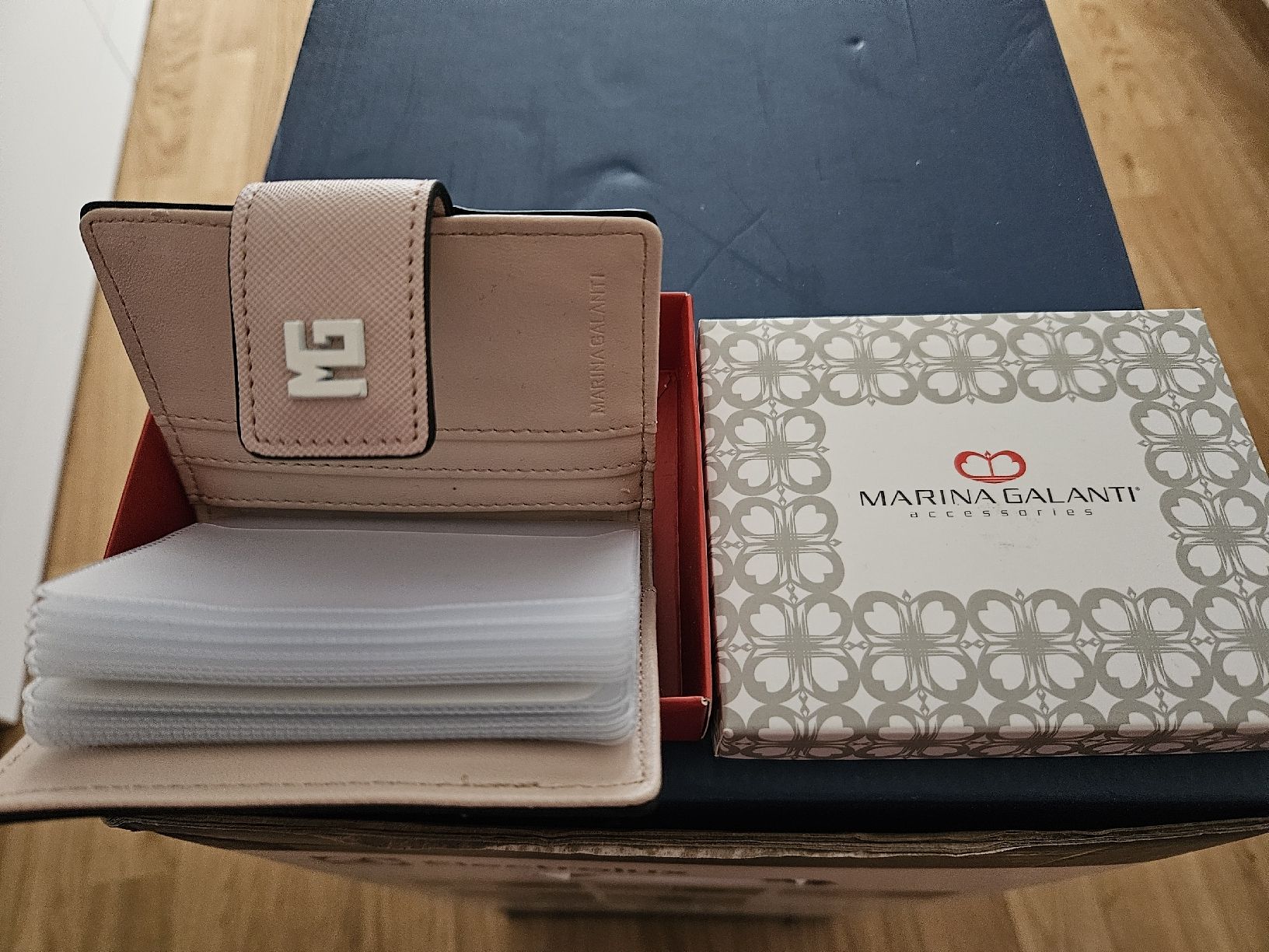 Portamonete: Porte carte rose – Nuovo e nell'imballaggio originale da Yverdon-les-Bains venduto da enzine