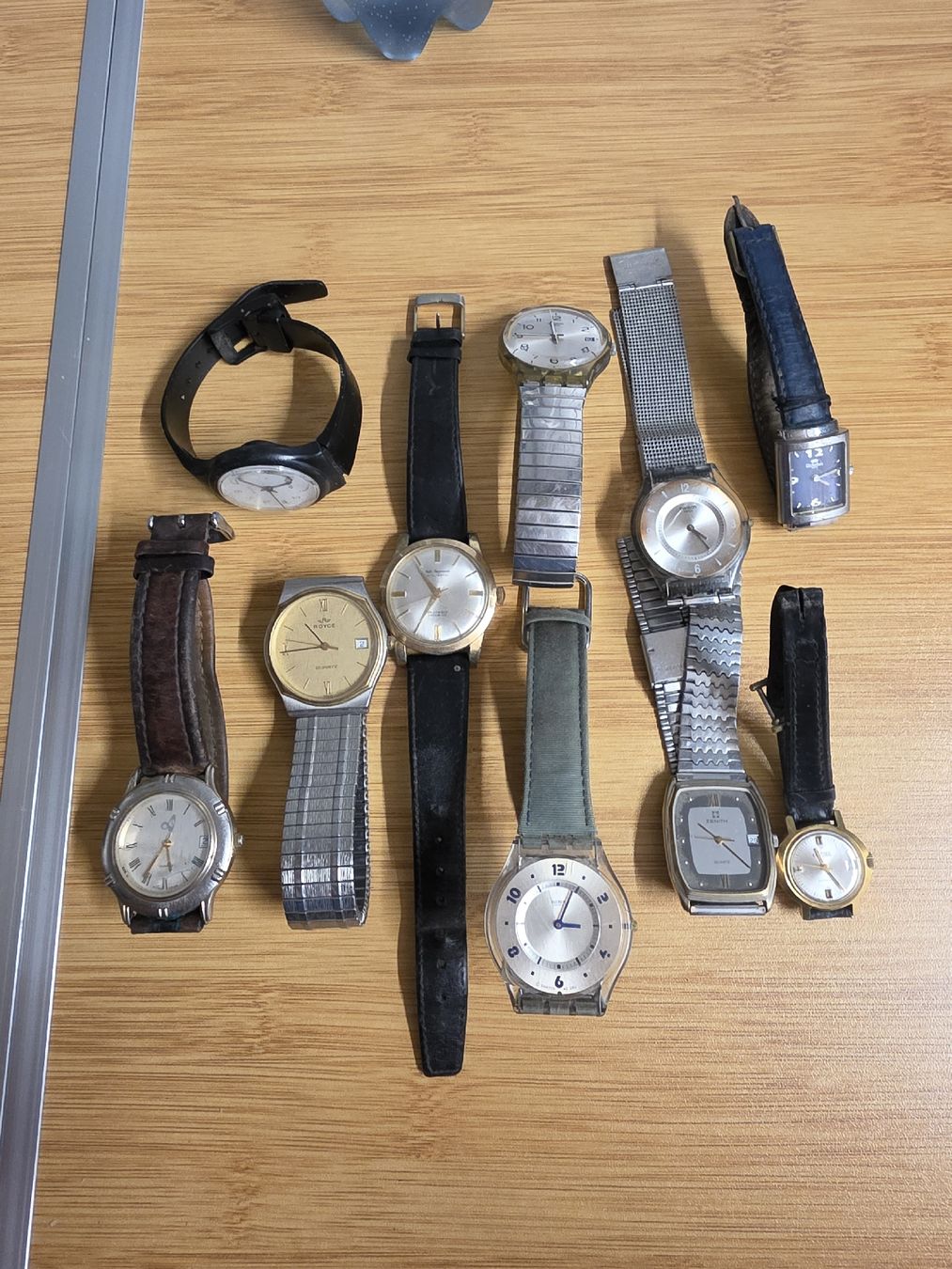 Orologi: lot de montre Zenith richelieu etc – Usato da Val-d'Illiez venduto da AntiqueG