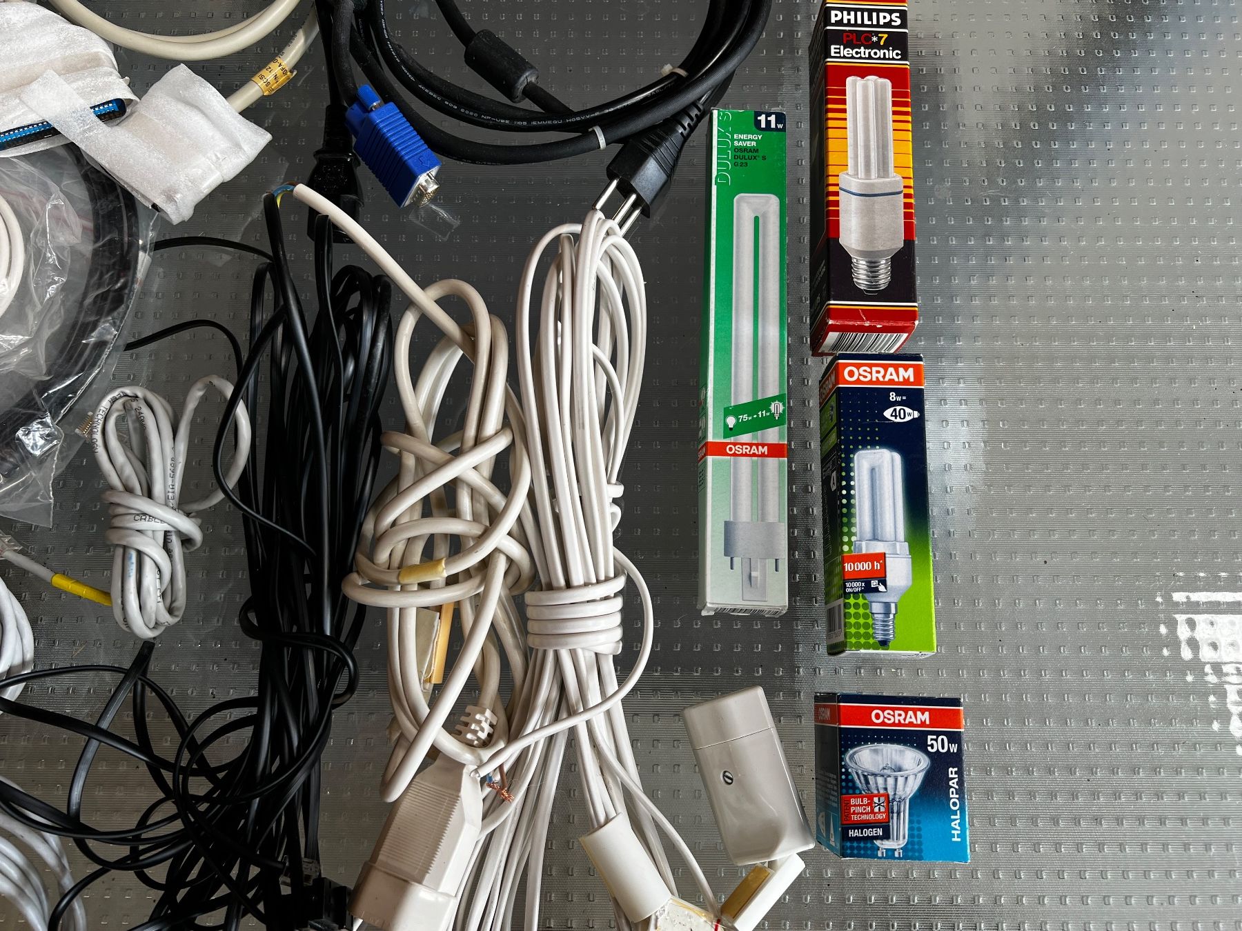 Cavi: Kabel und Leuchtmittel Mix, diverse Stecker – Usato da Häusernmoos venduto da adlerfedern 1