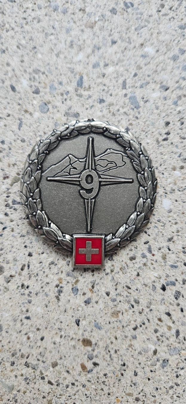 Schweizer Armee Plaketten & Abzeichen: *** Beretemblem Silber Schweizer Armee *** – Neu und originalverpackt aus Riedholz von fr_sIruP