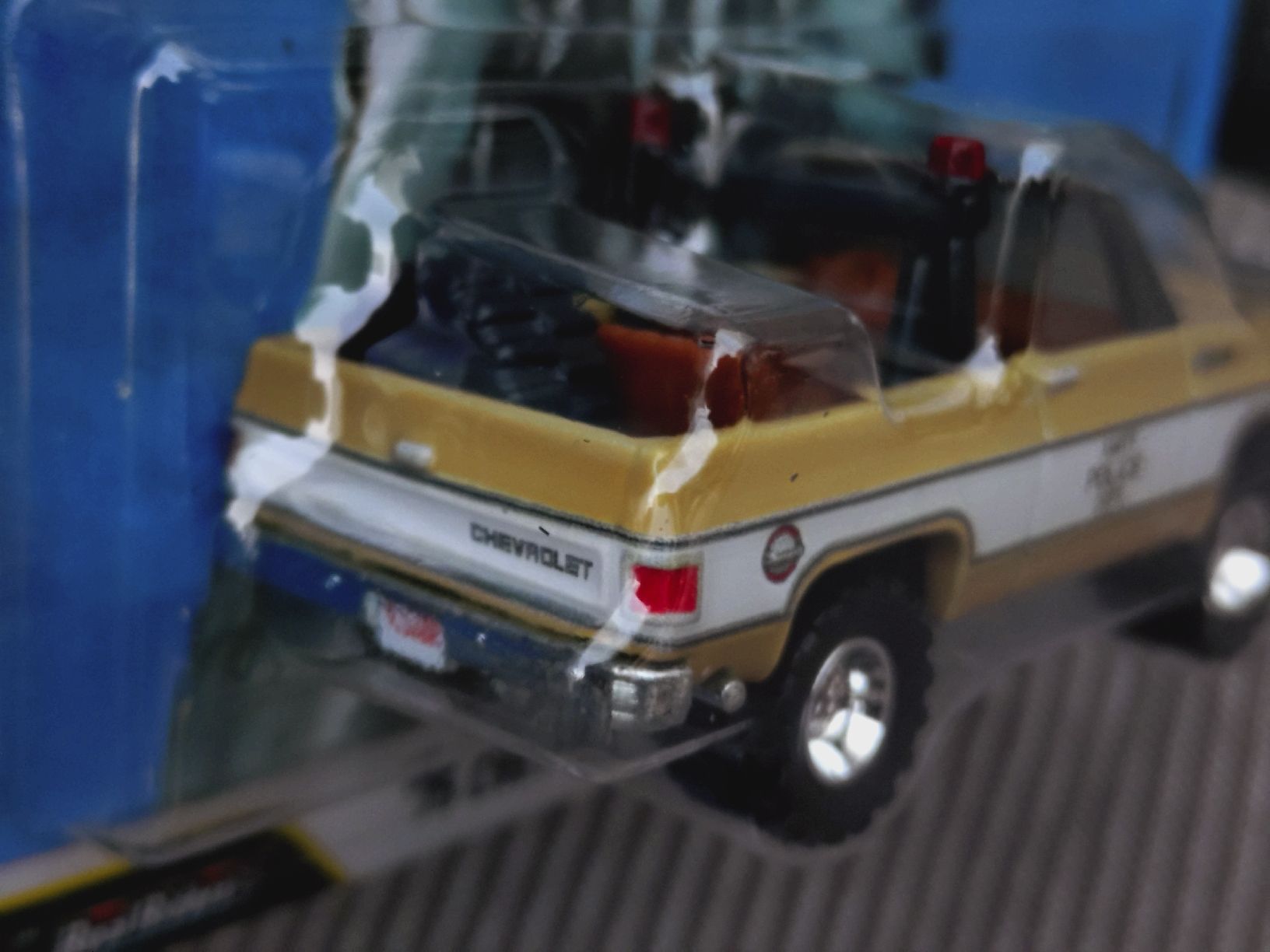 Hot Wheels Voitures modèles: Hot Wheels Premium Jaws Chevy Blazer – Neuf avec emballage d'origine à Zürich par DiecastDude 3
