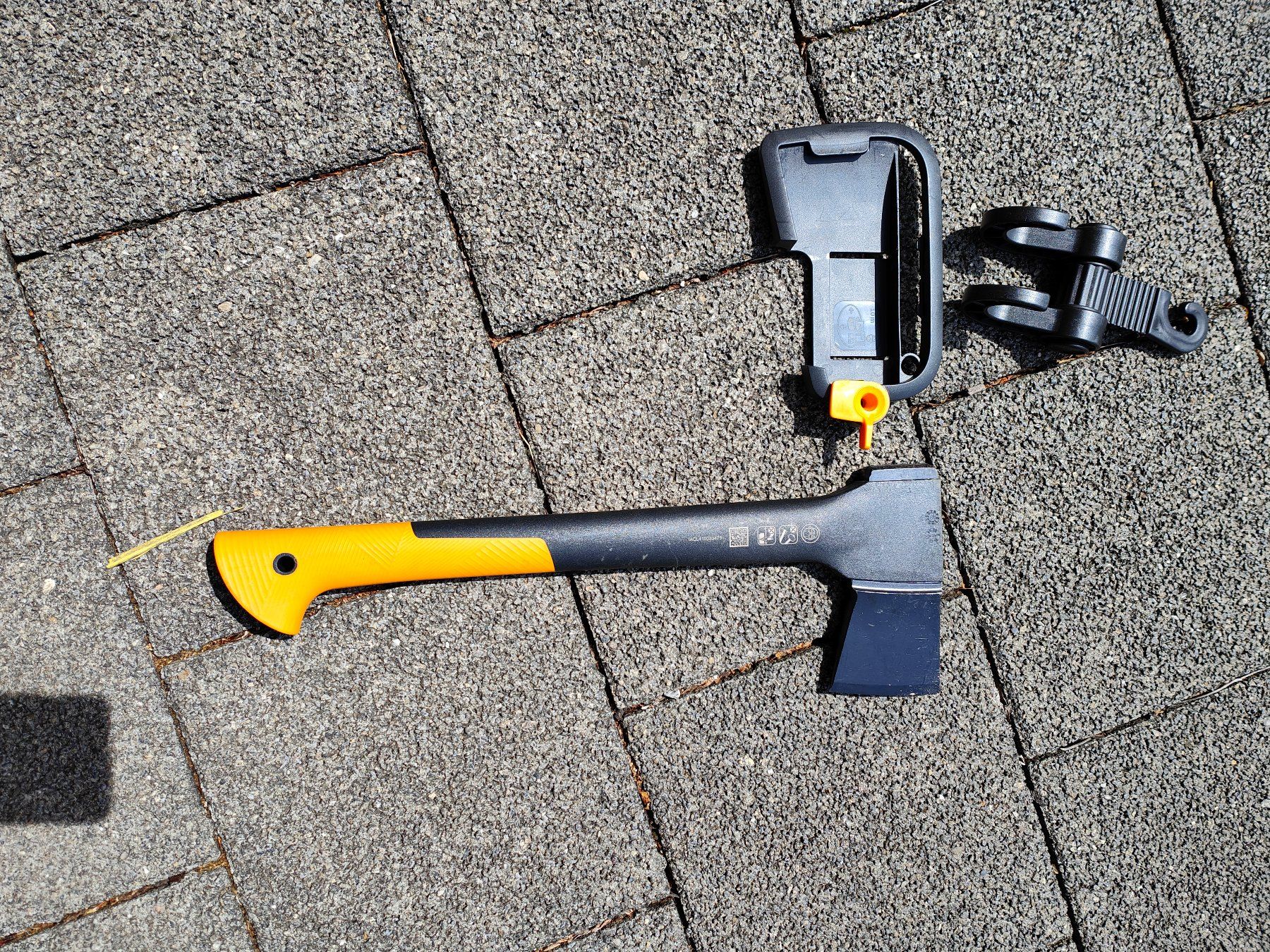 Fiskars Tutti gli attrezzi: Axt / Beil mit Schutzhülle + Aufhängevorrichtung – Nuovo (secondo la descrizione) da Mels venduto da velo-city 2