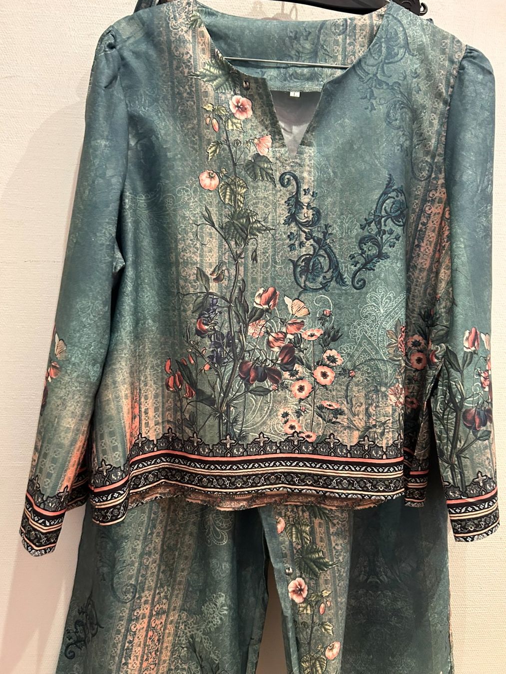 Lotti di vestiti: Ensemble pantalon décontracté et fluide T/L – Nuovo (secondo la descrizione) da nyon venduto da Lbabi 1
