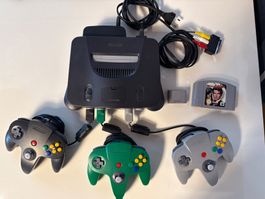 Nintendo N64 Konsole mit 3 Controllern und Spiel