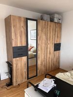 Geräumiger Kleiderschrank mit Spiegel und Schubladen 