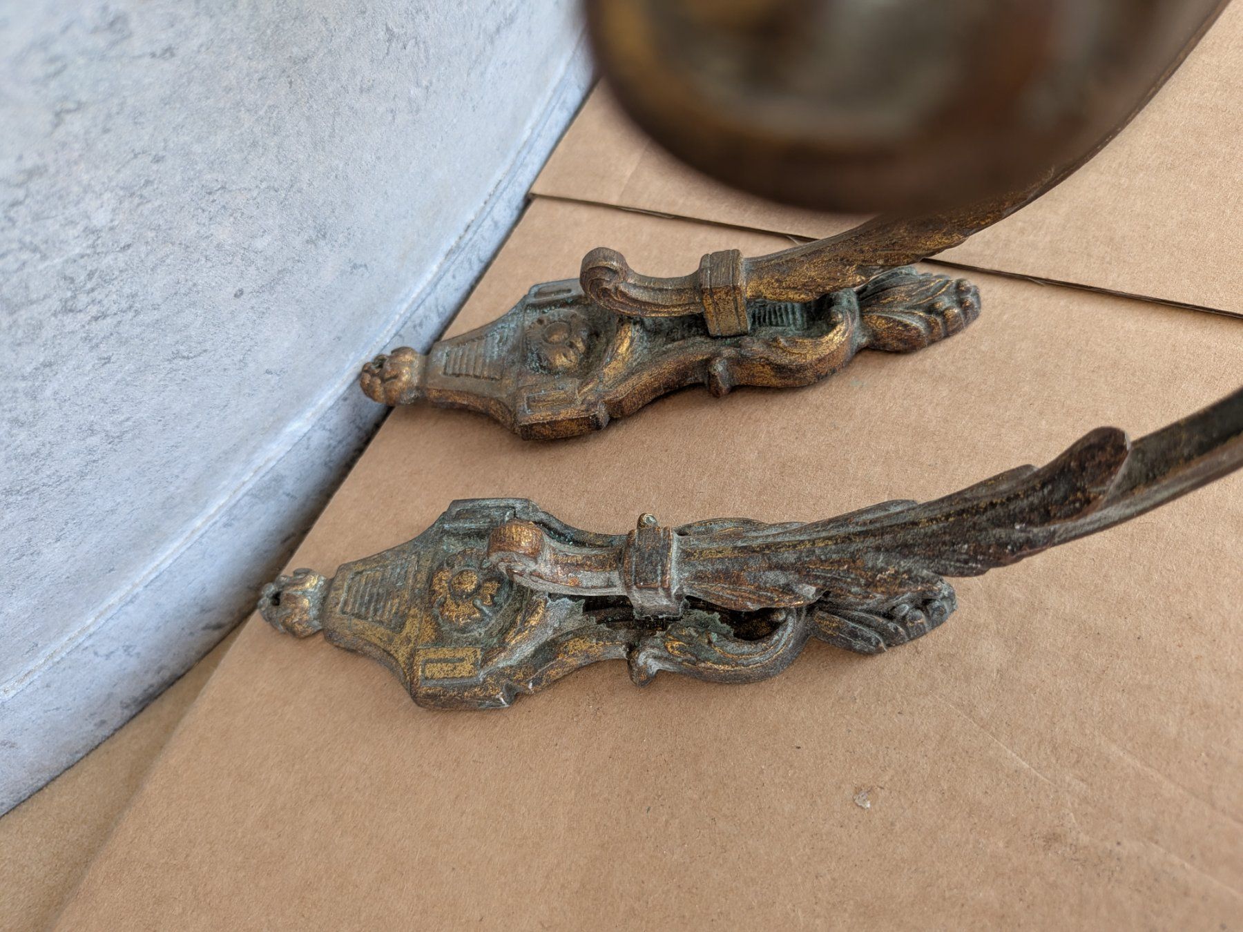 Skulpturen & Statuen: 2 antike Bronze Vorhangstangenhalter oder Raffhalter – Gebraucht aus Emmen von Brockofsky 2