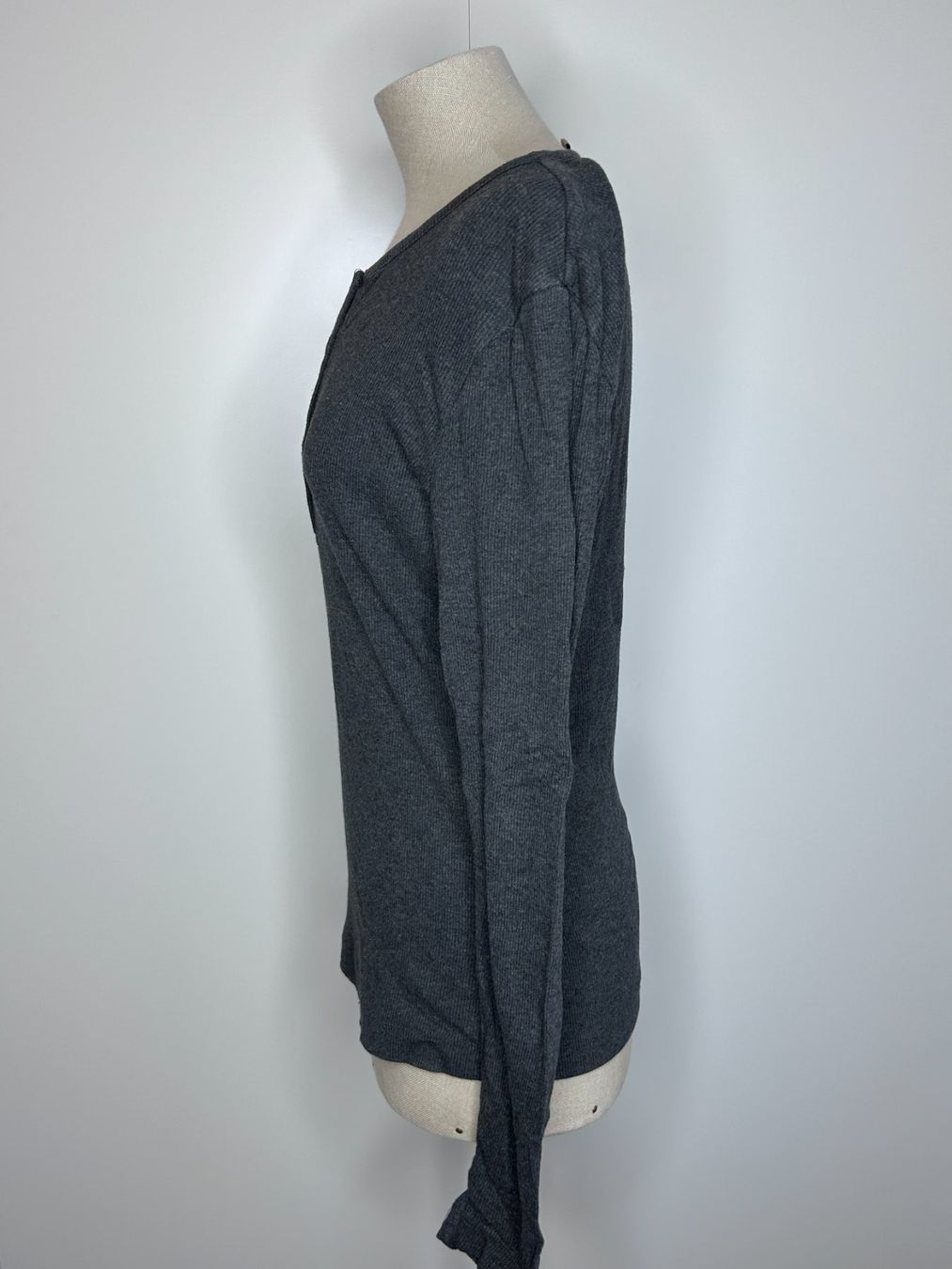 H&M T-shirt: H&M Henley T-Shirt – Usato da St. Gallen venduto da look-twice 1