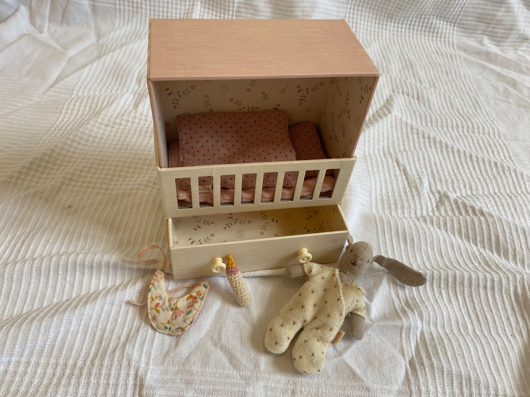 Maileg Giocattoli: Maileg Häschen im Bett – Usato da Vordemwald venduto da thewasp 2
