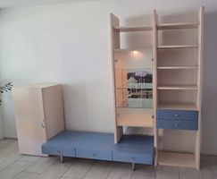 Wohnwand Ahorn hell/blau mit Schrank und Glasvitrine