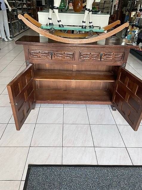Commodes: 2türiges Möbel im spanischen Stil – D'occasion à Neuhausen am Rheinfall par galleria13 1