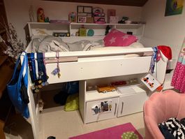 Halbhohes Kinderbett mit viel Spielfläche