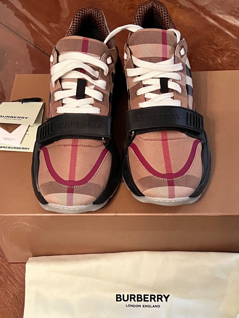 Burberry Herrenschuhe: Chaussures Burberry taille 44 – Neu und originalverpackt aus Monthey von Joseph-29 1