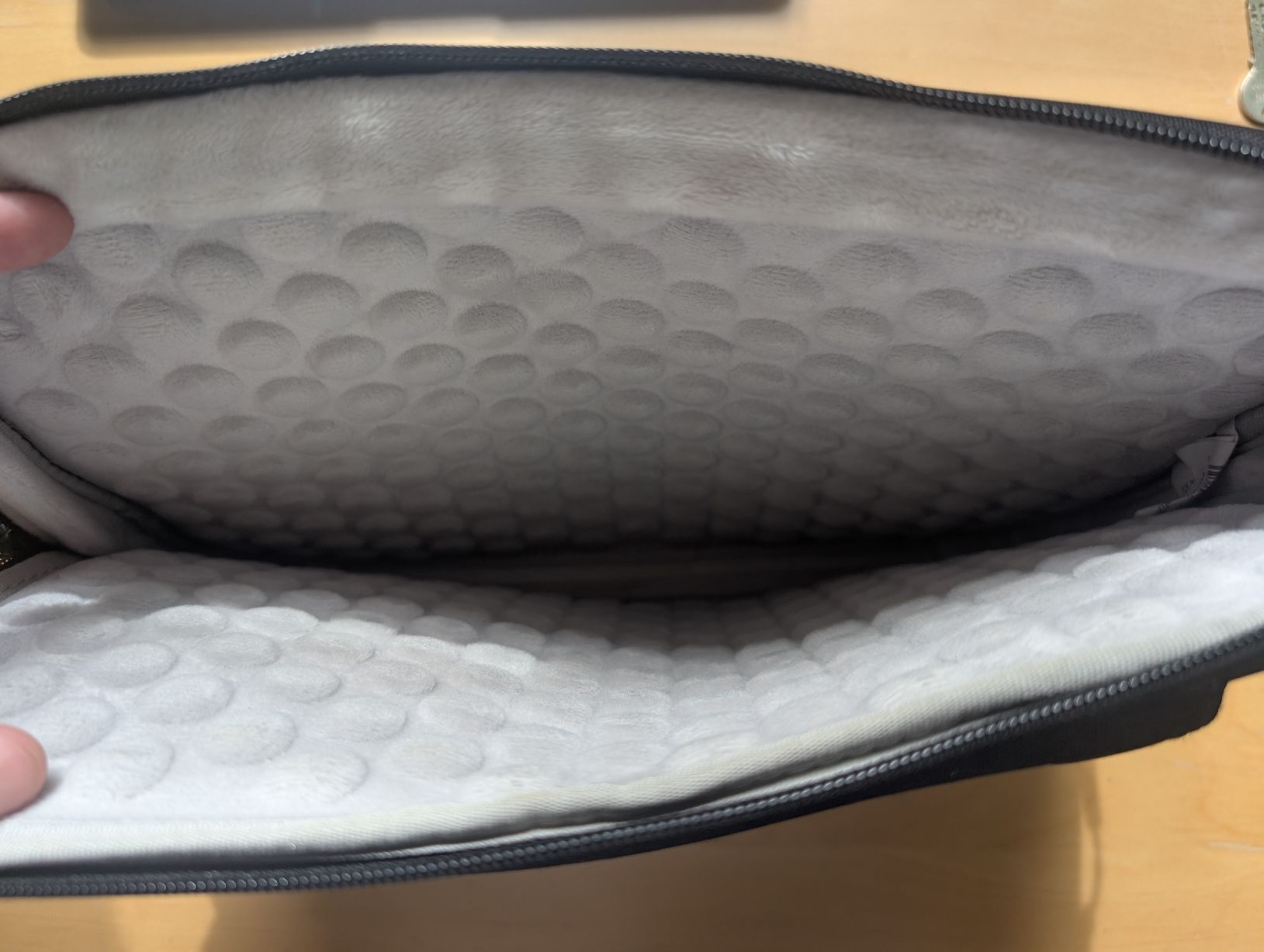 Taschen: Tomtoc Laptophülle schwarz 13 Zoll – Gebraucht aus Zürich von mal_8d6h 1