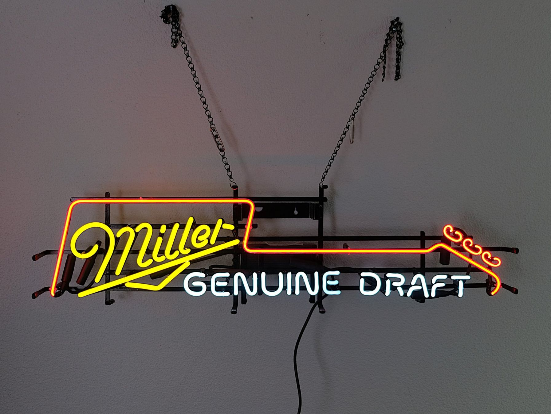Tutte le decorazioni: Miller Genuine Draft Guitar Neon Sign – Usato da Volketswil venduto da brockipfannenstil