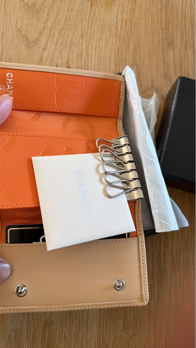 Chanel Schlüsselanhänger & - bänder: Chanel Key Holder, Beige Leather, new Condition! – Neu (gemäss Beschreibung) aus Geneve von esp_8rbh
