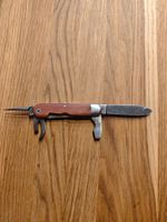 Altes Schweizer Offiziersmesser mit vielen Werkzeugen