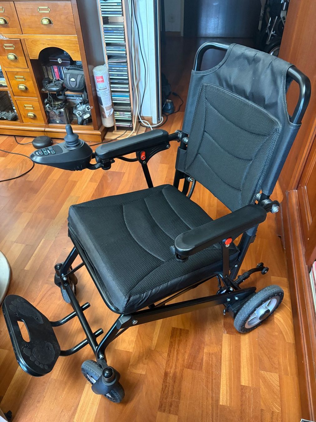 Sedie a rotelle: Fauteuil roulant électrique pliable ultra-léger – Usato da Genève venduto da obongard