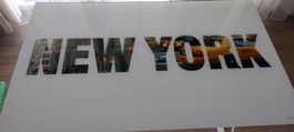 Tisch mit New York Motiv und weissem Metallgestell