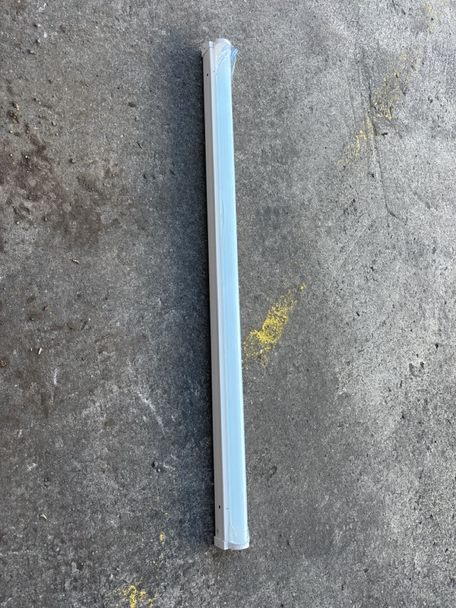 Lampade: Balkenleuchte Neu Osram 1.2m 4000k – Usato da Sarnen venduto da Bernhardiner11