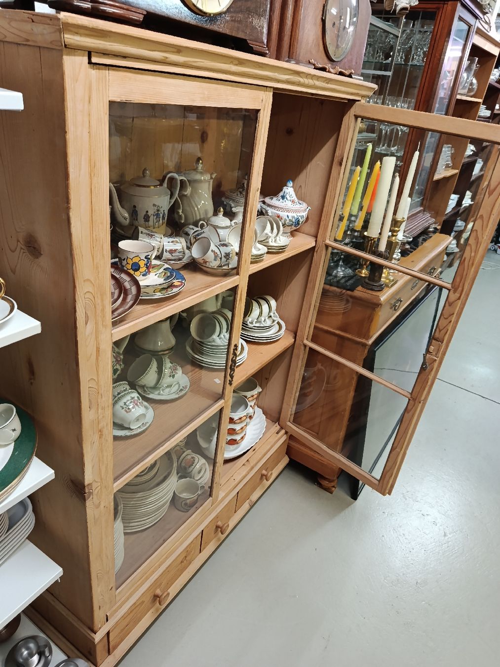 Vitrinen: Holzvitrine mit Glastüren – Gebraucht aus Zürich von Sternnall 2