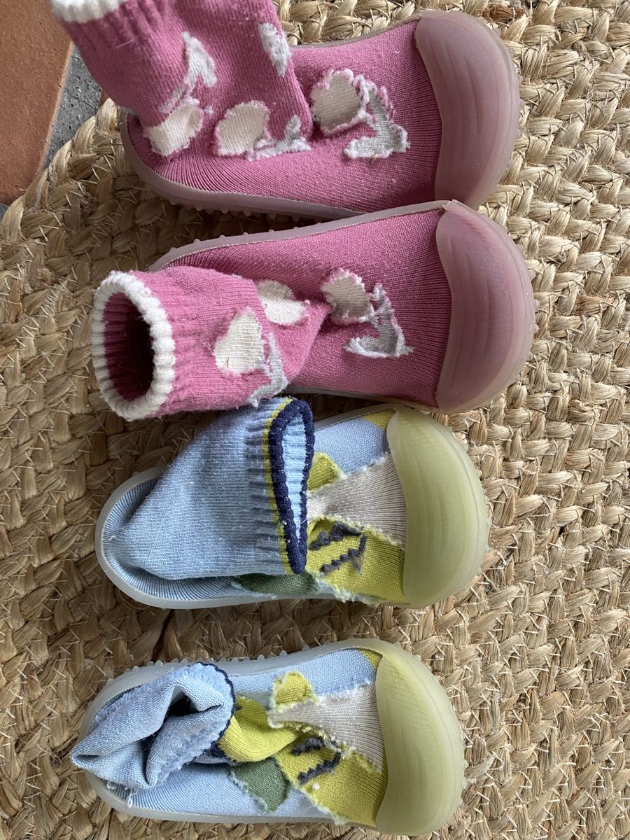 Scarpe per ragazzi: 2 Paar Schühchen mit dicker Sohle , Gr. 23/24 - – Usato da Rickenbach SZ venduto da nic_w2mj