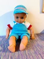 Süsse Puppe mit handgestrickter Kleidung, Sommer