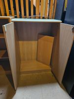 Regal und kleiner Schrank