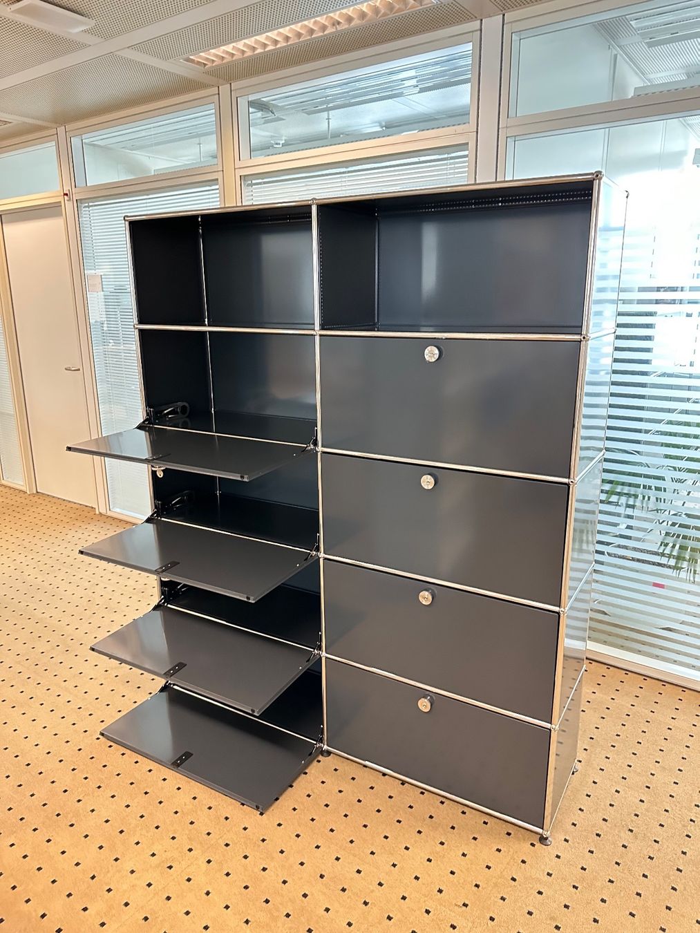 USM Scaffali: USM Highboard 2x5 Anthrazitgrau, Top Zustand – Usato da Grenchen venduto da Design-Outlet 4