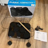 Alesis CompactKit 7 mit Pedalen, Sticks und Verpackung