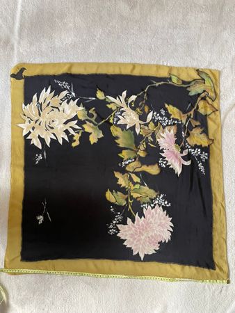 Foulard en soie vintage, motif floral automnal élégant.