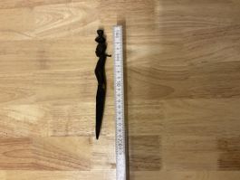Dekorativer Briefoeffner Holzfigur handgeschnitzt 