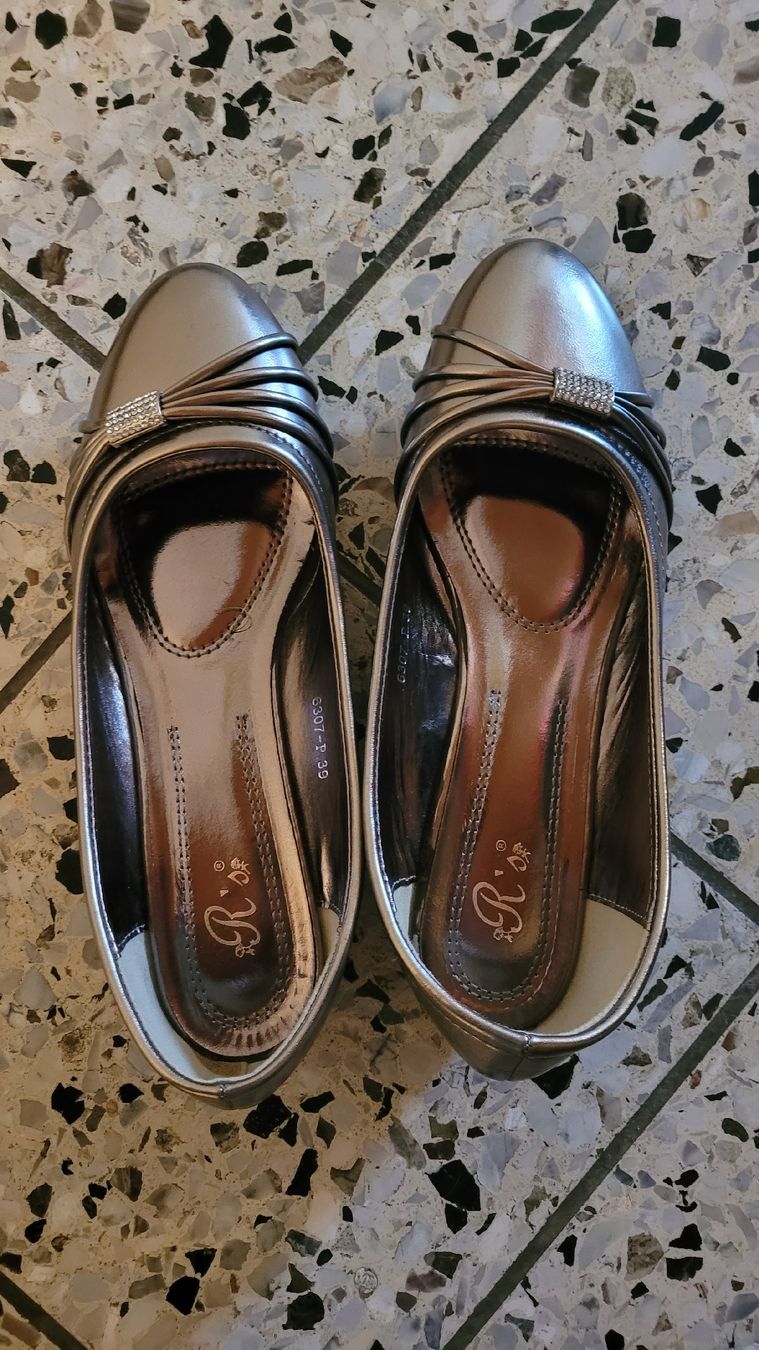 Damenschuhe: Schöne glänzende Ballerinas, Grösse 39 – Gebraucht aus Brugg AG von Ela_Obi 1